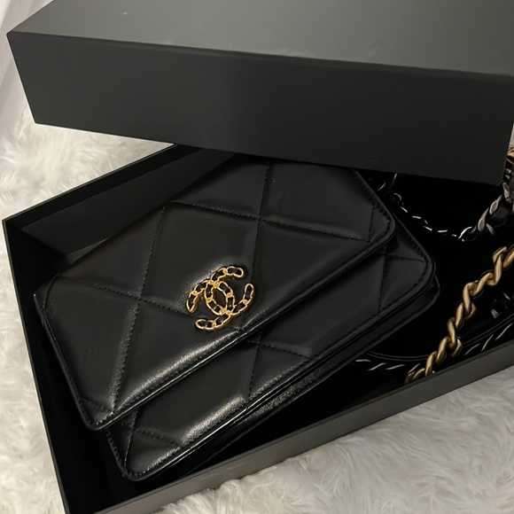 CHANEL 19 Black WOC - Picture 1 of 8